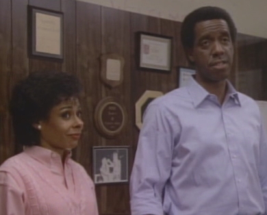 Angus MacGyver Trucs et Astuces - 4x12 D�fi en Noir et Blanc - Booker et Cynthia, qui g�rent le Club